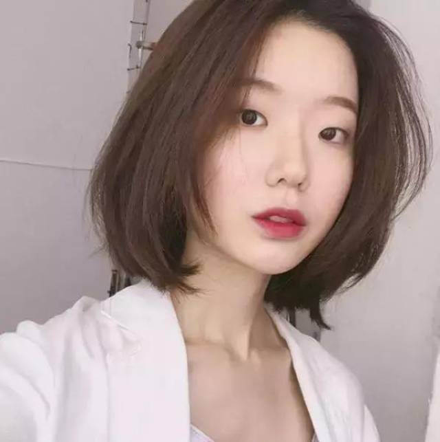 菱形脸的女生也可以尝试,两侧的偏分刘海可以挡住突出的颧骨.