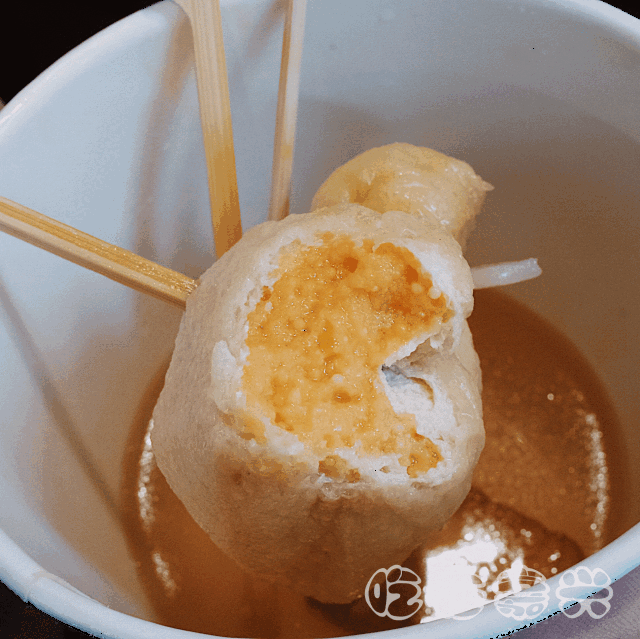 黑米香菇鸡丁包,香菇颗粒大大的,馅儿荤素搭配很带感,微甜