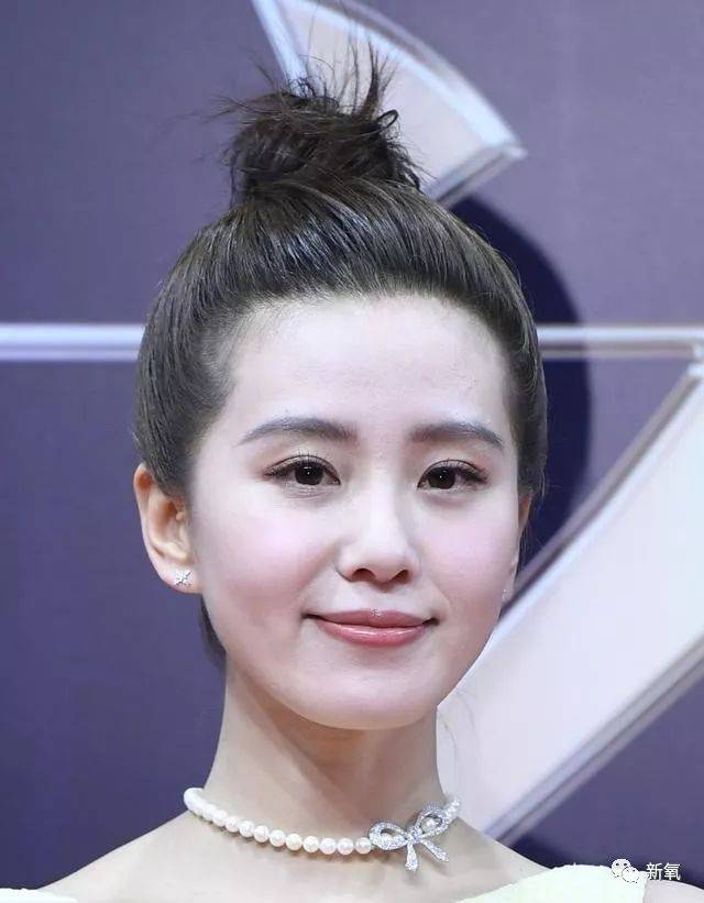 刘诗诗史上最大颜值黑洞,靠一个道姑头把倪妮的大头比