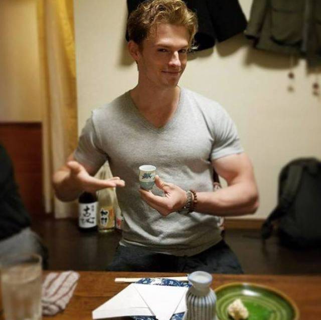 一个在日本做园艺师的瑞典小鲜肉帅哥,用剪刀和颜值身材征服了网友们.