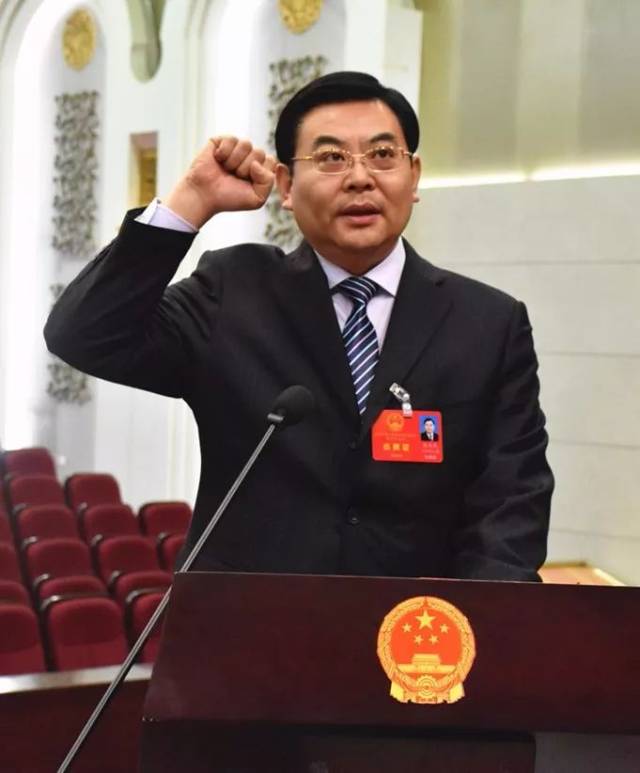 市委书记尹俊营(右)向新当选的市长张忠民(左)表示祝贺.(杜宝安 摄)