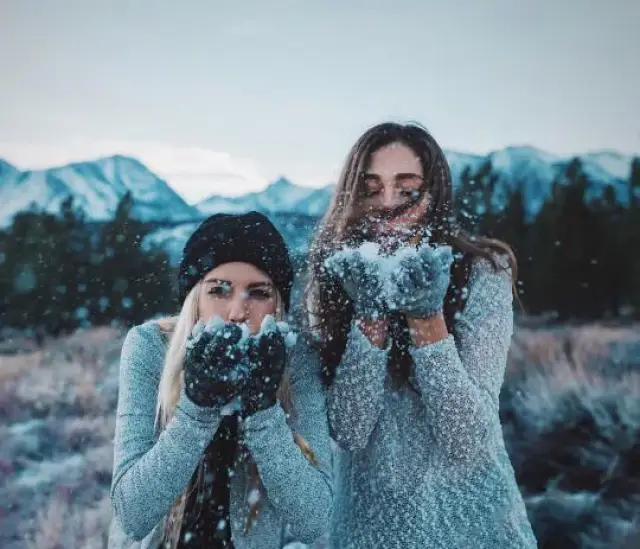 玩雪的照片可以有hin多人一起出镜参加 比如说抓一把雪在手里,朝