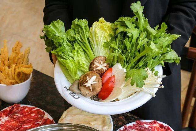 营养生蔬拼盘内含有娃娃菜,皇帝菜,生菜,冬菇,杏鲍菇,番茄.