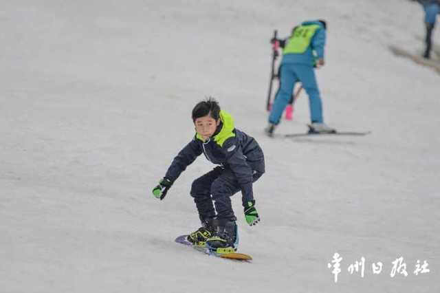 江苏省少年儿童雪上运动训练营,在常州龙凤谷四季滑雪场开幕