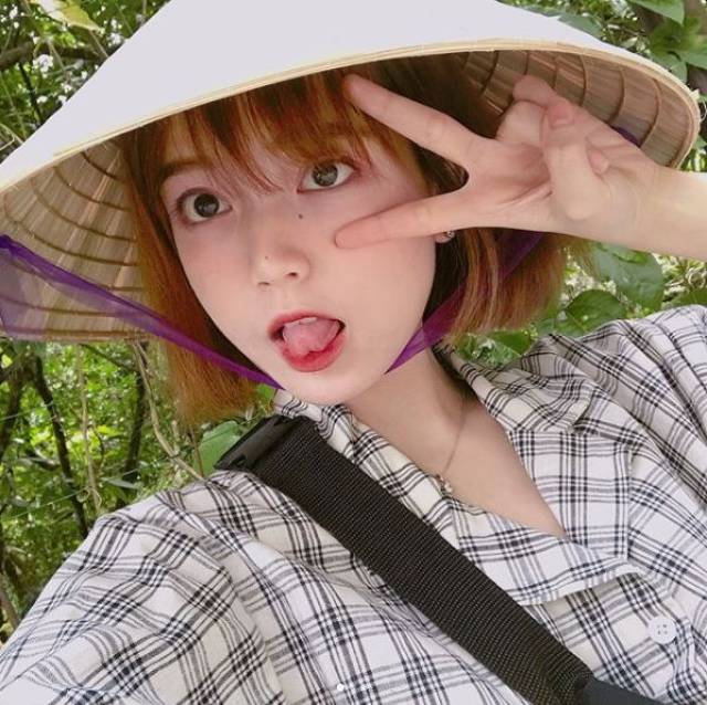 越南短发妹子示范:女生出门到底怎么自拍&他拍?