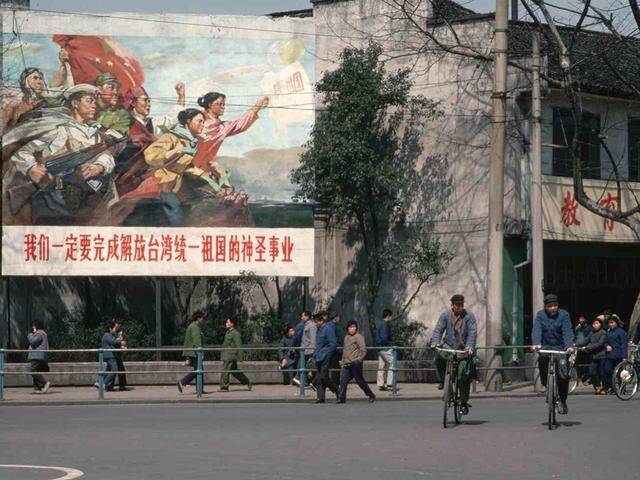 图为在大标语下,骑行的北京市民.20世纪80年代的北京故宫.