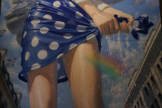空中略过鲸群和战舰,巨人少女在街区上拧干湿透的裙子,在两条修长白皙