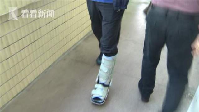 两次跟腱断裂依旧工作 "石膏哥"缠绷带抓贼