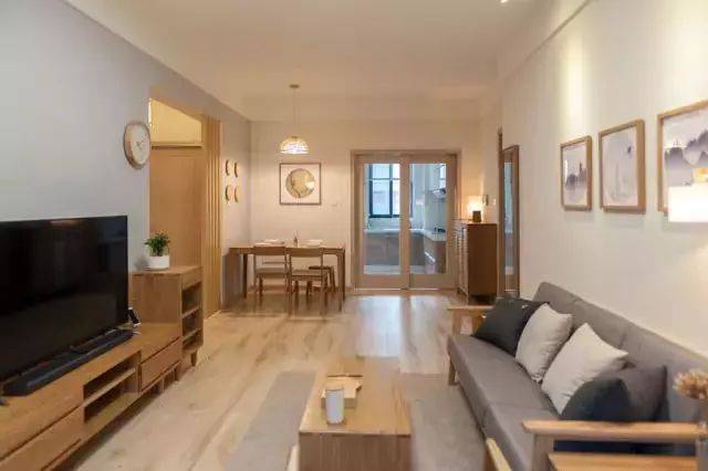 整个客厅的硬装都非常简单,通过原木色的家具软装搭配原木地板,整个