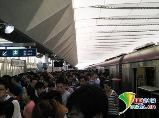 北京地铁昌平线西二旗站拥挤的人群.资料图