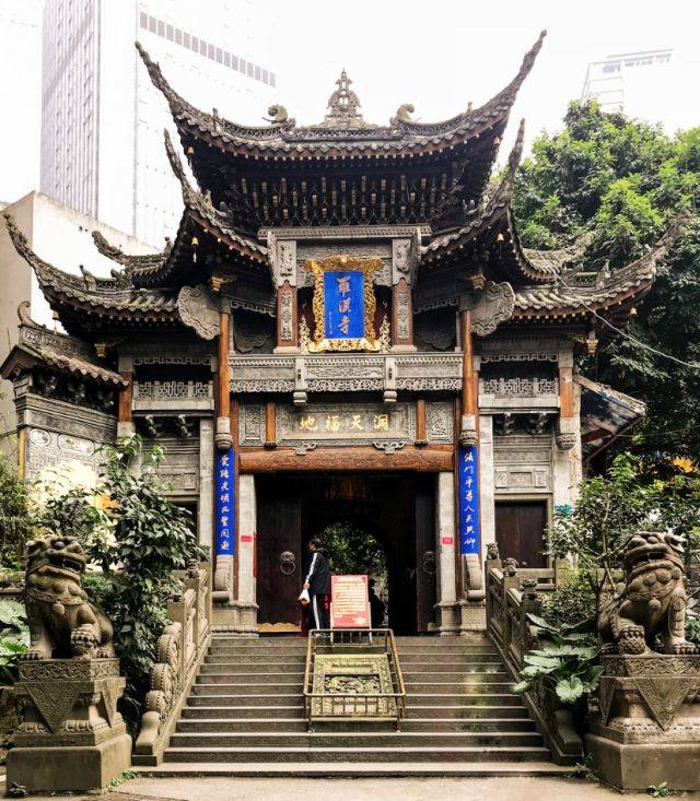 罗汉寺是中国汉族地区重点佛教寺庙之一,全国重点文物保护单位及重庆