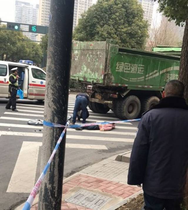 常州渣土车又出事了!一女子被撞身亡,鲜血满地惨不忍睹!