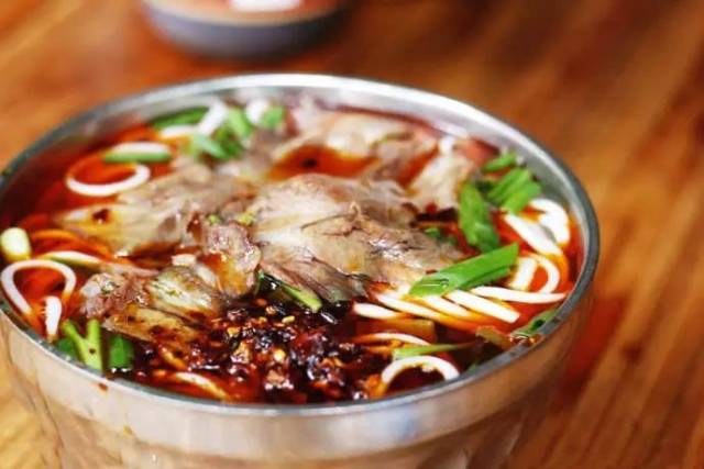 ② 贵阳的招牌美食花溪牛肉粉,成都也有,恕我直言没有一家味道是正宗