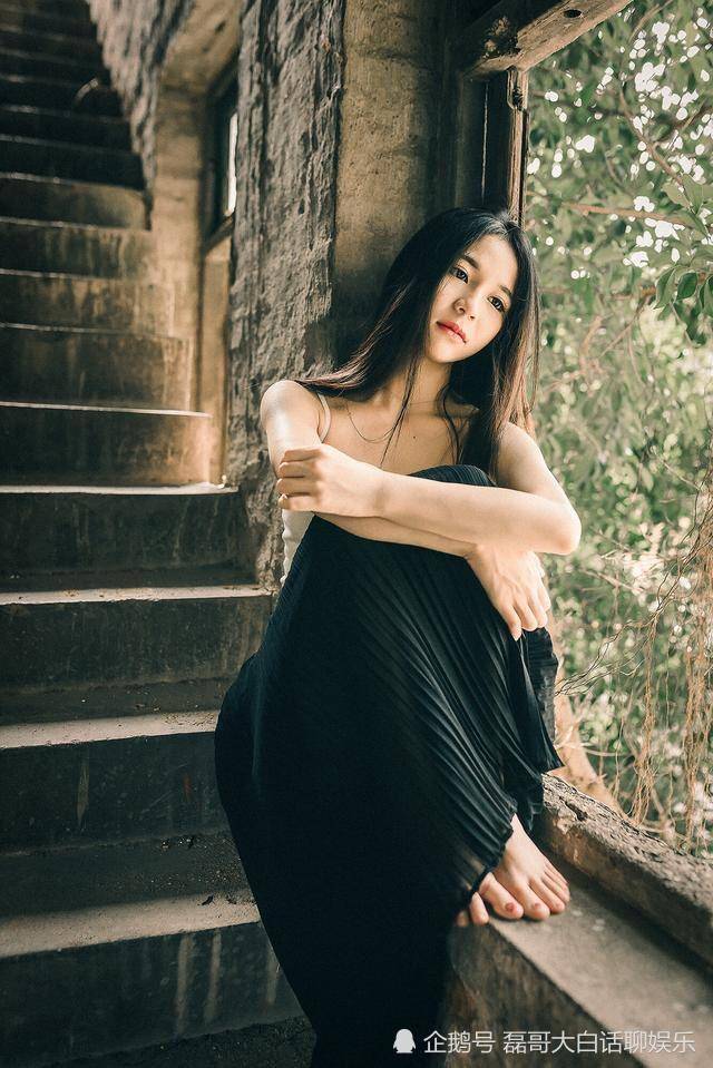 户外长发气质美女,忧郁的气质显得安静迷人,青春时尚