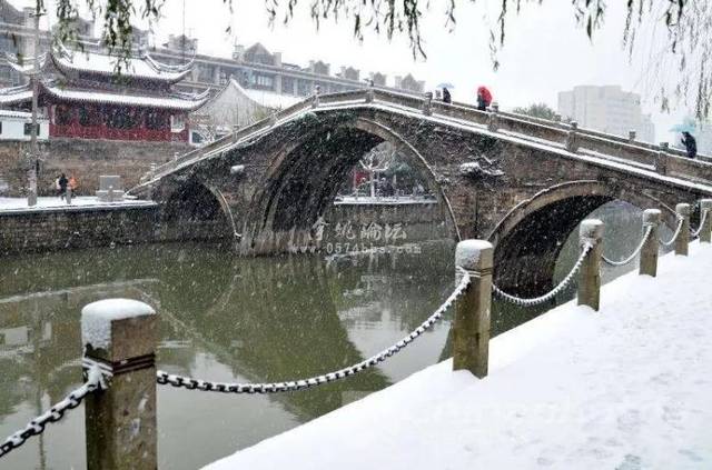 如果余姚今天下雪,跟你并肩走过通济桥的时候,再回头看雪掩盖我们的