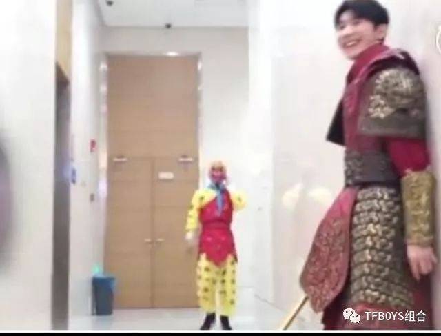 王源在后台耍金箍棒,没想到他身后突然出现了一个人,也是美猴王的打扮