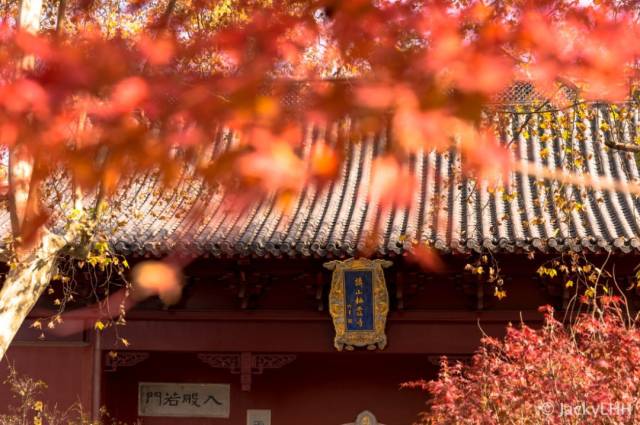 栖霞寺位于南京栖霞山中峰西麓,三面环山,北临长江,这是和鸡鸣寺齐名