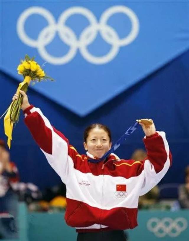 现任北京冬奥组委运动员委员会主席 2002年2月,杨扬参加了在美国盐湖