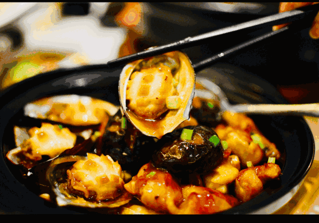 鲍鱼的选材不错,不过我觉得浸渍了鲍汁和鸡油的大香菇和京葱更是入味