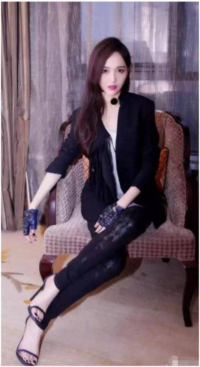 圈内最美大脚范冰冰莫属了,林允苗条身材下居然有这么肥的脚?