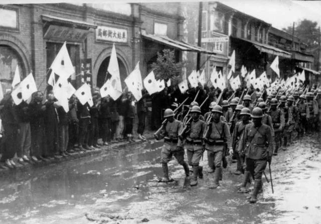 15张侵华战争日本兵老照片，当年确实很嚣张啊