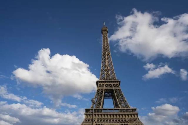 巴黎铁塔以前是什么颜色的?