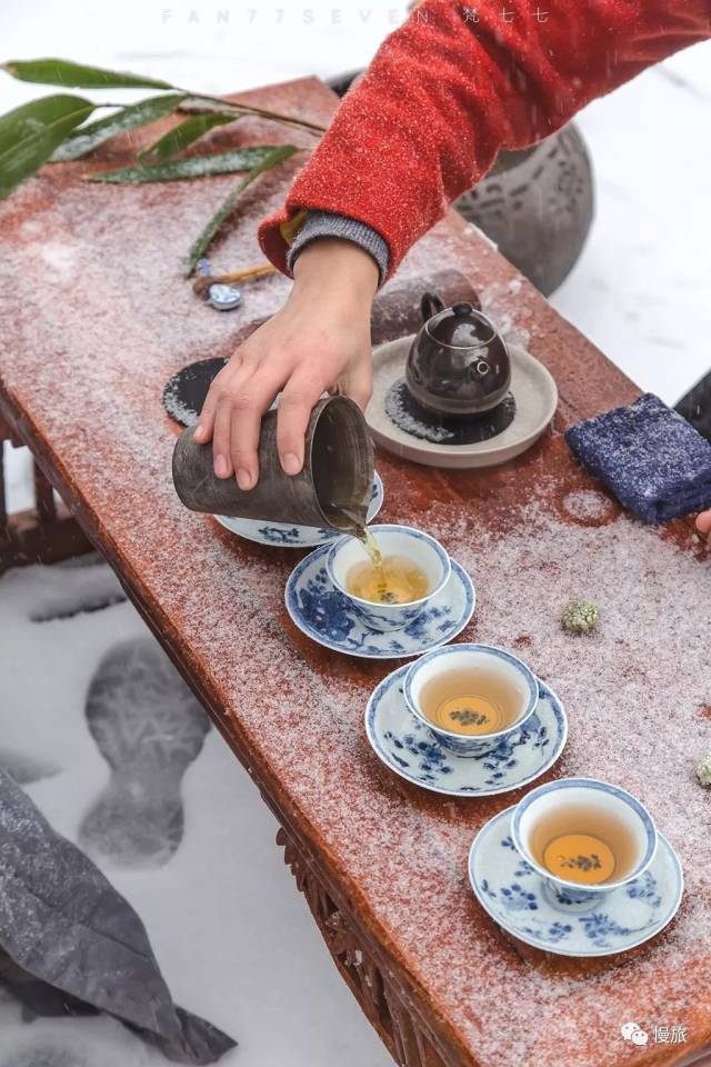 为了感受古人煮雪烹茶的体验,我们在佛学院开了个露天禅茶会