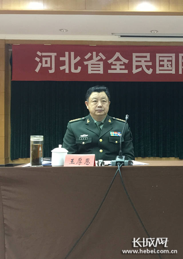 河北省军区政治工作局副主任王厚恩在会上讲话. 记者 林墨 摄