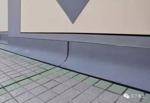 坡度为1%,最大深度不大于150mm,必须采用全瓷砖或石材施工;水落口必须