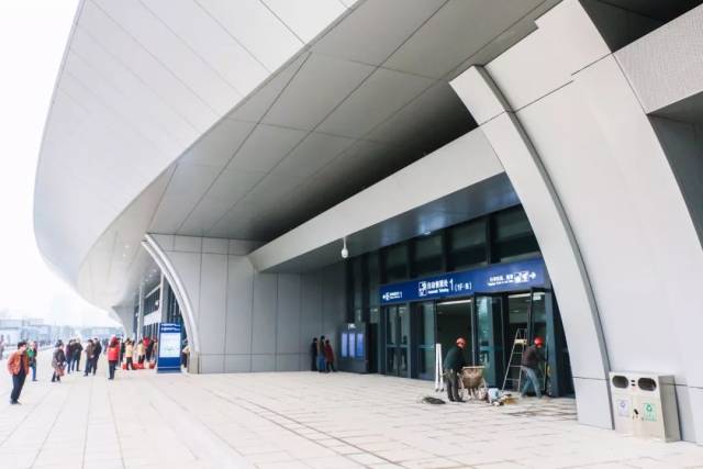 小编跟着外面转了一圈,发现站房分 东,南,北3个进站口,共有4个售票