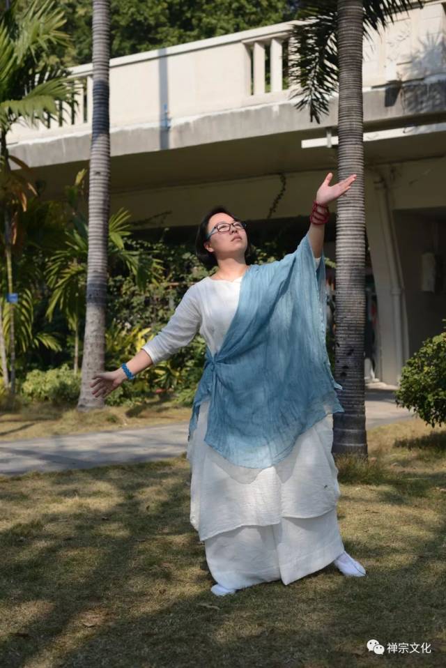 在禅舞中绽放,宛若莲花