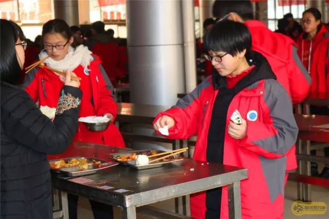 聊城二中食堂,你终于火了.