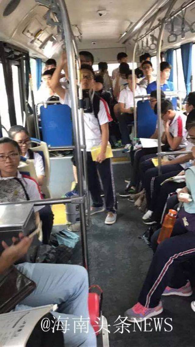 资料图:三亚中小学生乘坐公交车.三亚公交集团供图