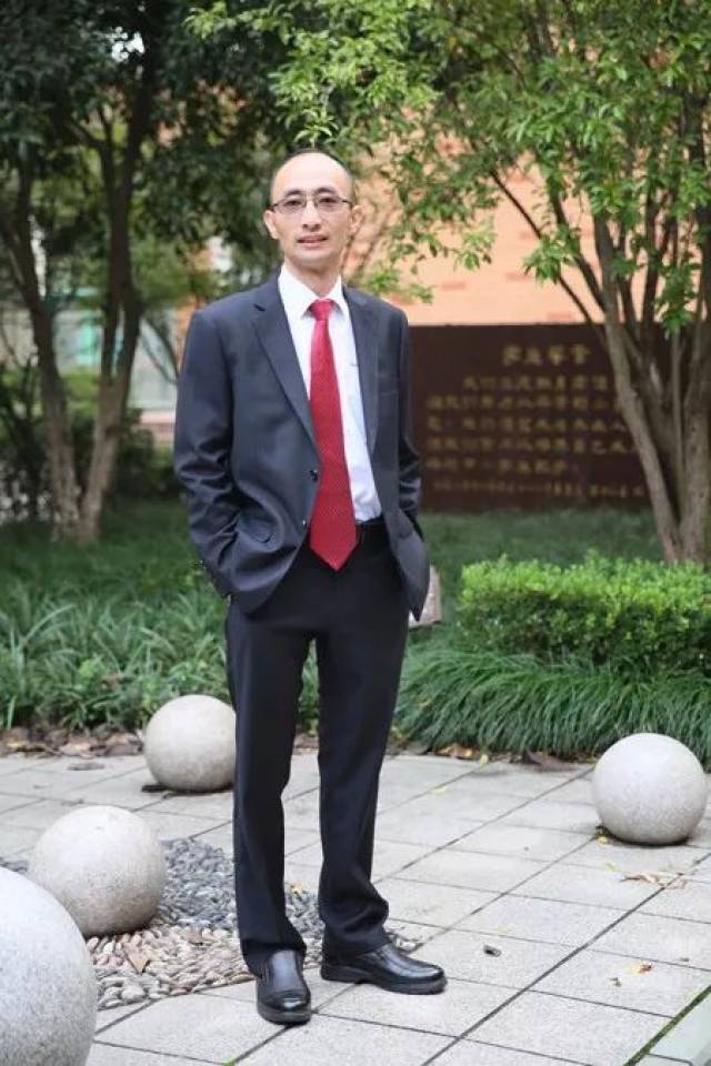 童益松: 象山文峰学校校长,中学高级教师.