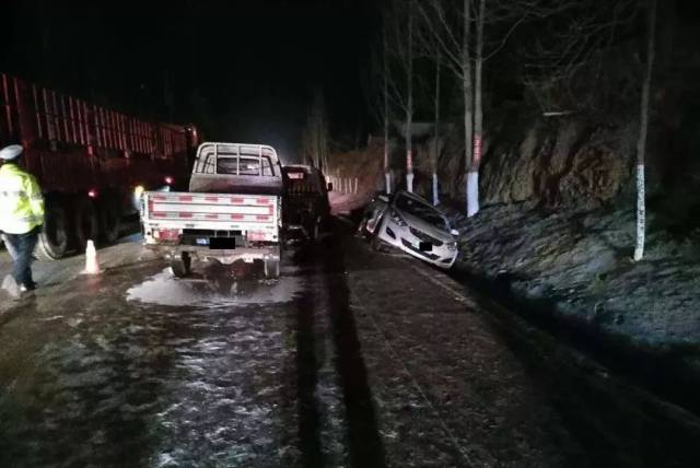 【现场】下雪路滑,同心王团八里沟发生三车连撞,五车追尾事故,雪天路
