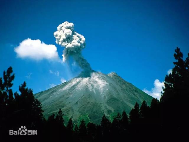 从附近方圆几公里的任一个地方都可以看到它的锥形火山口,在蓝天白云