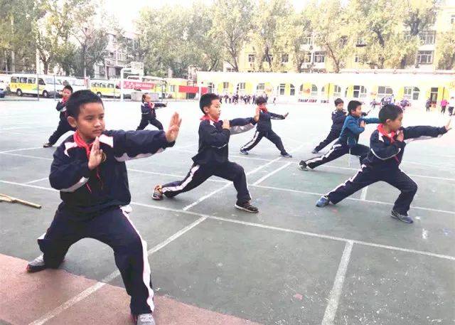 这一年,二年级学生继续学习武术器械《功夫扇》,并推广于课间操,让