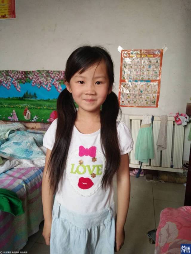 这个可能要到月亮上住的小女孩叫李晓腾,今年7岁,来自河北省邯郸市