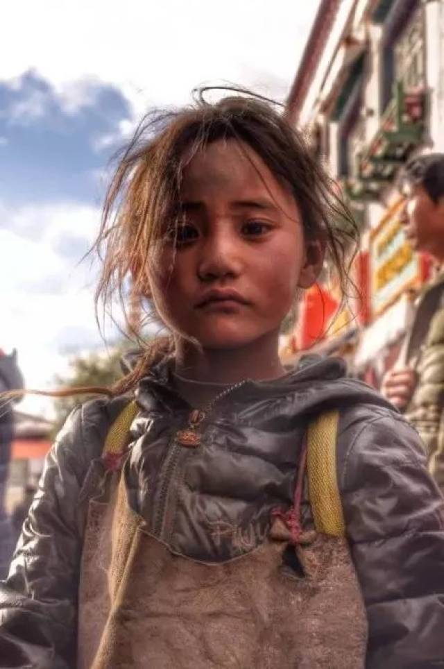 2015年拍摄于拉萨大昭寺,小女孩从小父母双亡,以乞讨为生.