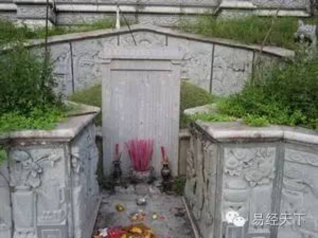 广西陆川客家人坟墓造型: 造型二: 造腿三