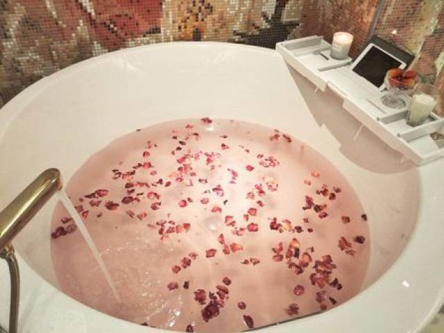 看范爷的浴缸,满满的干花瓣都是满满的少女心~ 花瓣浴还有各种diy玩法