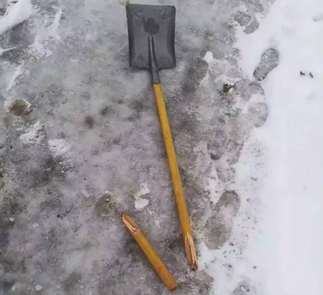 中国电建中电建建筑集团二局 组织人员参与扫雪,第一批30名工人从25