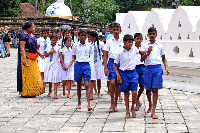 印度女生校服的画风就有些清奇了,在及膝的裙子下还会套上一条裤子