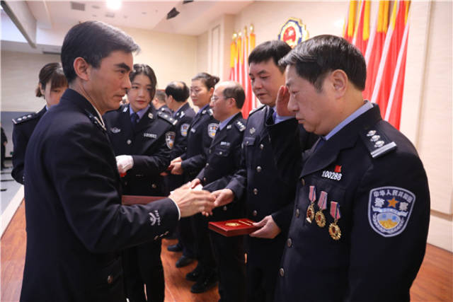 常德市公安局隆重举行市局机关民警首届"三十年荣誉勋章"授勋暨光荣