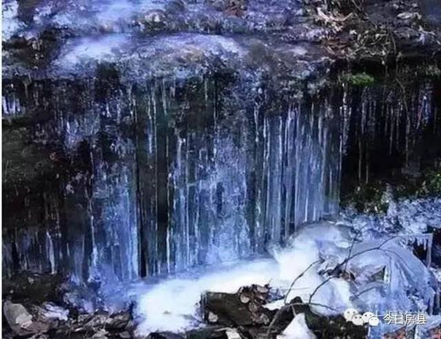 房县柳树垭,一处积雪融化形成的冰瀑甚为壮观,吸引了户外运动爱好者