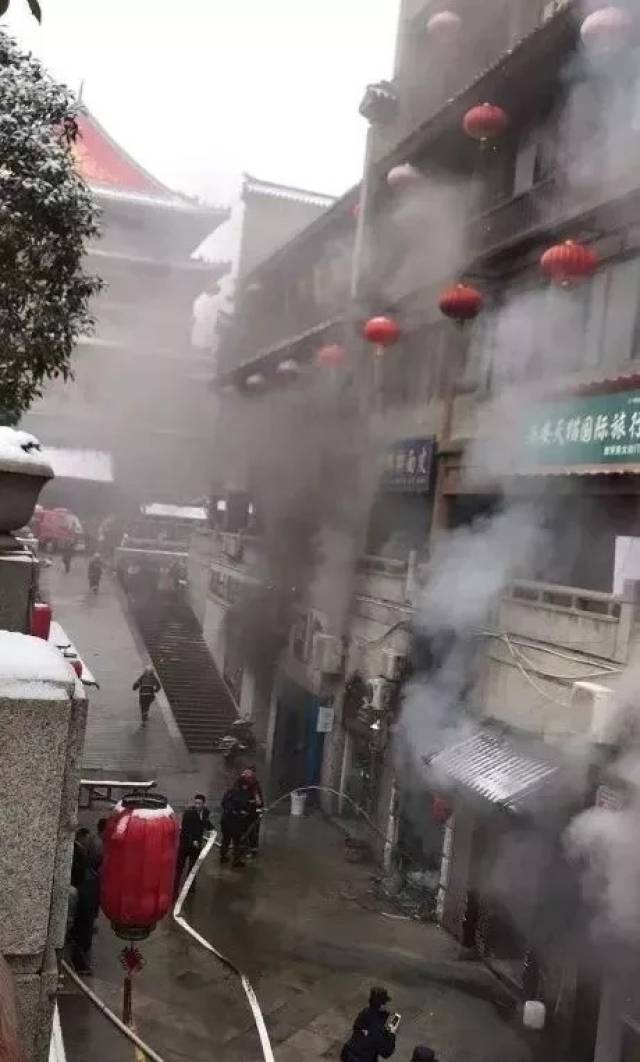 突发!西大街鼓楼这个地方着火 现场火势凶猛