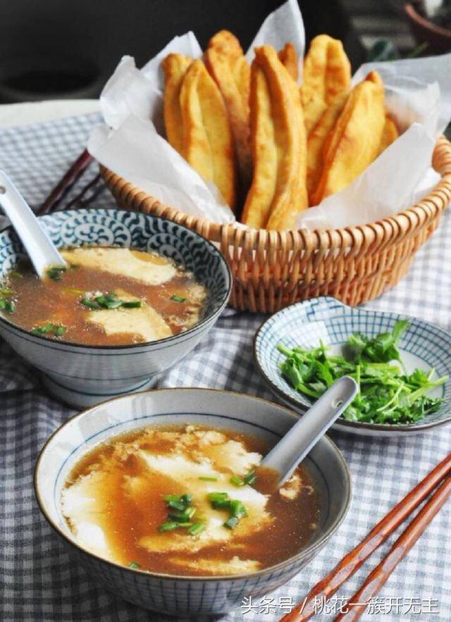 早上还是可以开早点的 10块钱能吃的有: 一碗豆腐脑 一根油条 一个