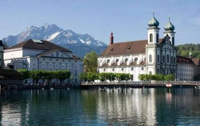 瑞典:瑞士跟我一丢丢关系都没好吧!我们不是一