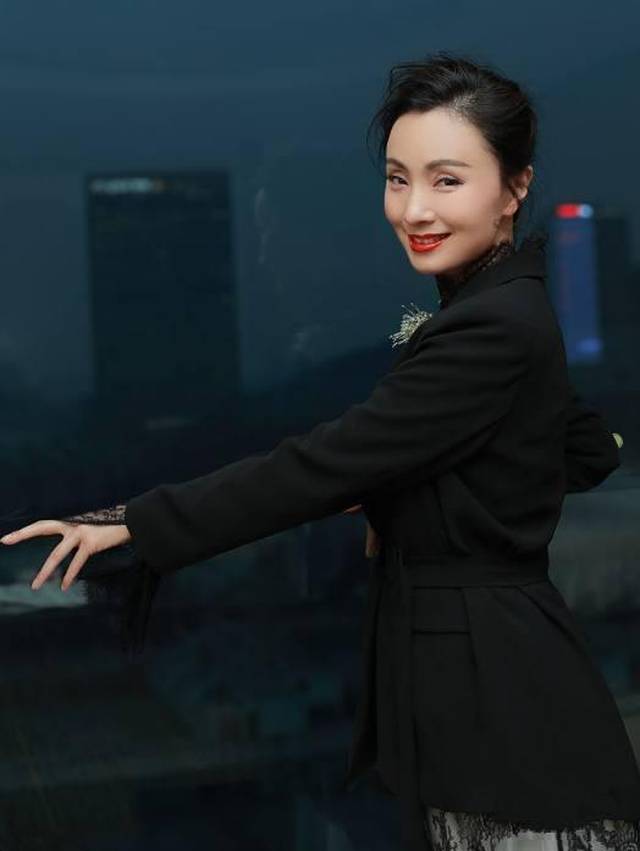 陶虹真会穿!西装搭配蕾丝衫美出新高度,网友:这么美徐峥知道吗