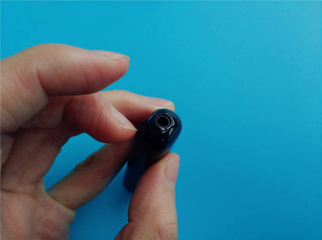 听键顶部的一端是usb3.5mm接口,用于连接有线耳机.